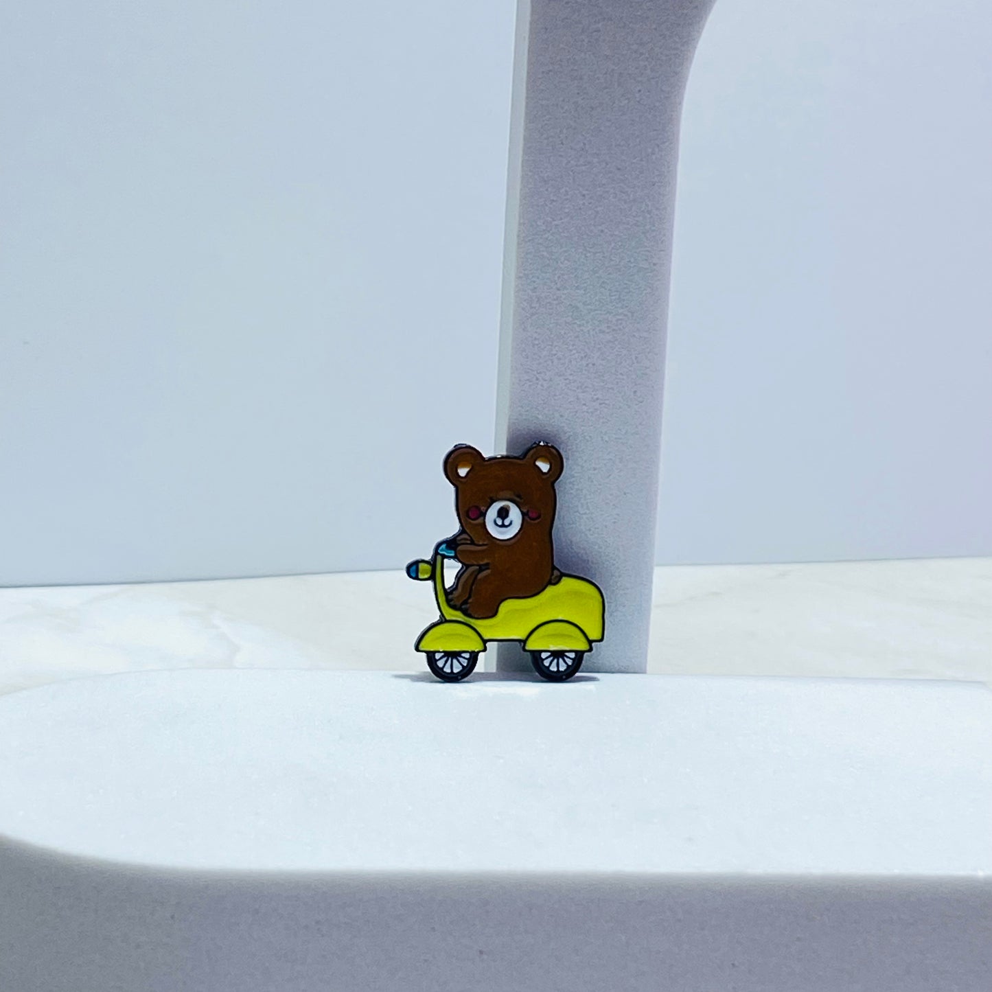 PIN OSO CON MOTOCICLETA