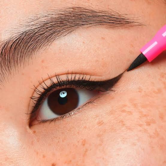 ESSENCE LINE IT LIKE A PRO! LINER 01